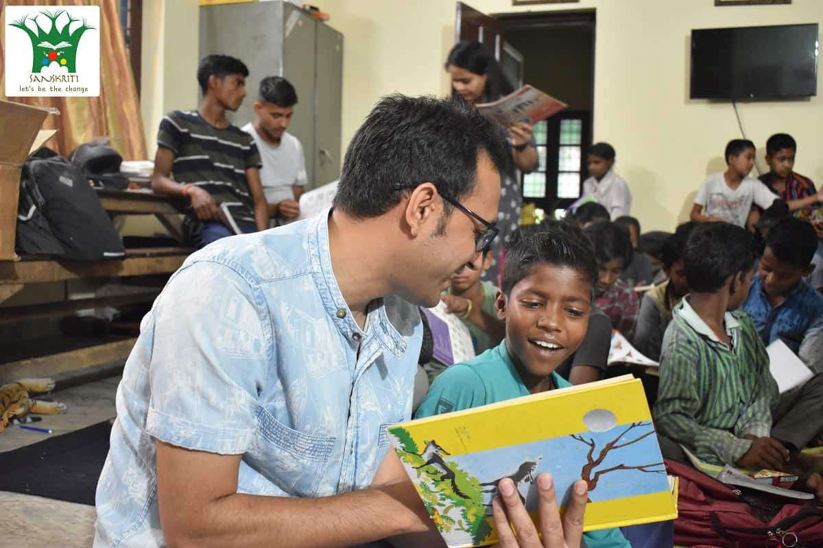 Children reading books through the Sanskriti initiative